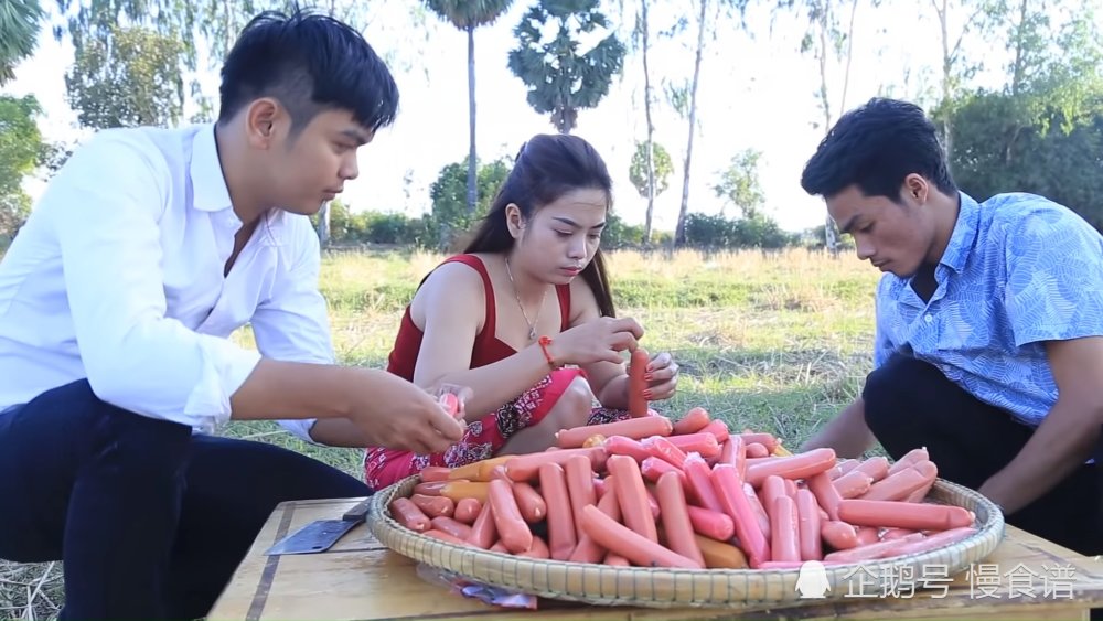 泰国吃播户外炸火腿肠,3个人吃一簸箕,网友:这