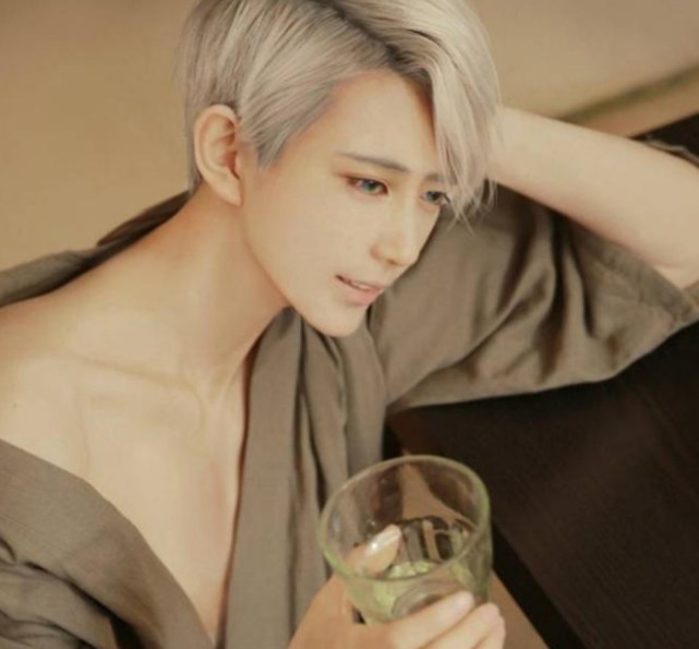 熊祁首次尝试女装完美身材让粉丝崩溃网友情敌又多了