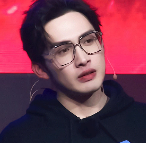 张彬彬:我近视,不想戴美瞳,助理:那换眼镜试试?