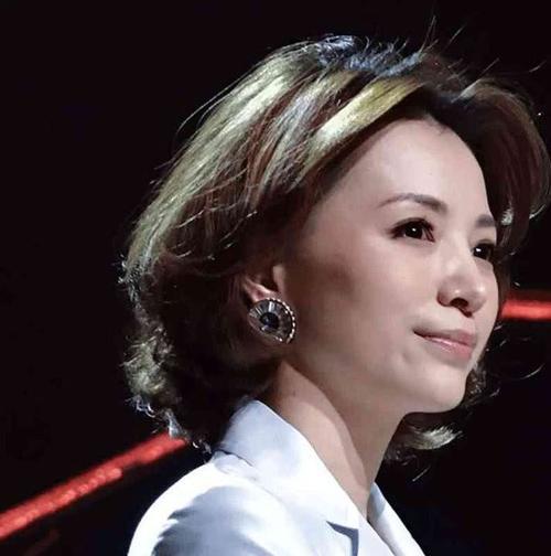 董卿含泪说出无缘春晚的原因,不是主动离开,而