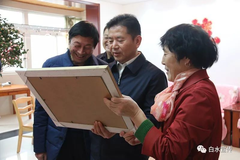 周庆文慰问退休老干部,劳模和困难党员