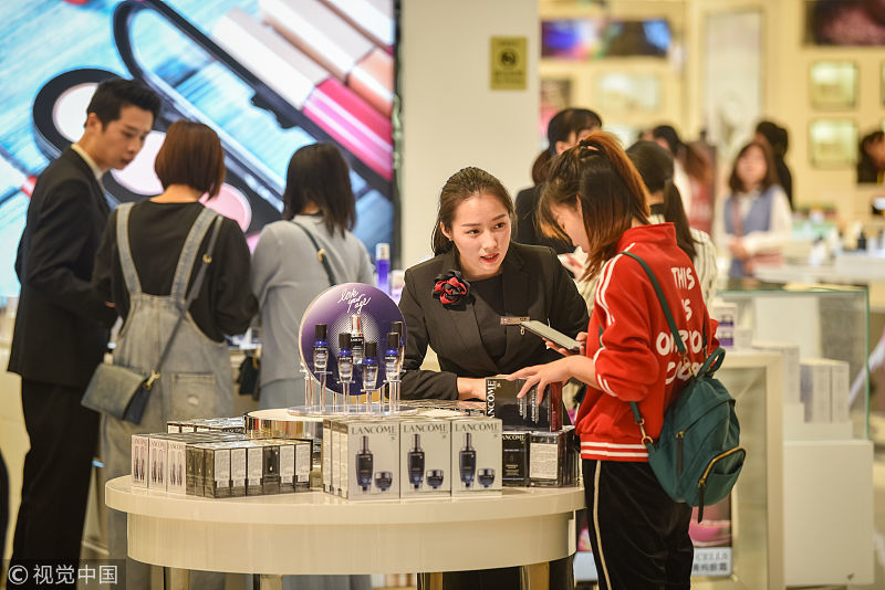 春节将近,海南免税店生意火爆,美女聚集购物,排长队等结账!