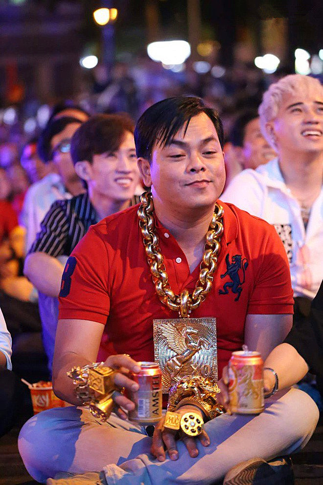 越南男子戴26斤黄金首饰看球,4个保镖保护还要