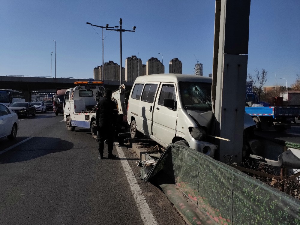 天津一快速路上面包車剎車失靈直接撞向大型燈杆