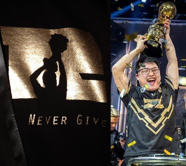 衣服中logo为uzi捧杯图案