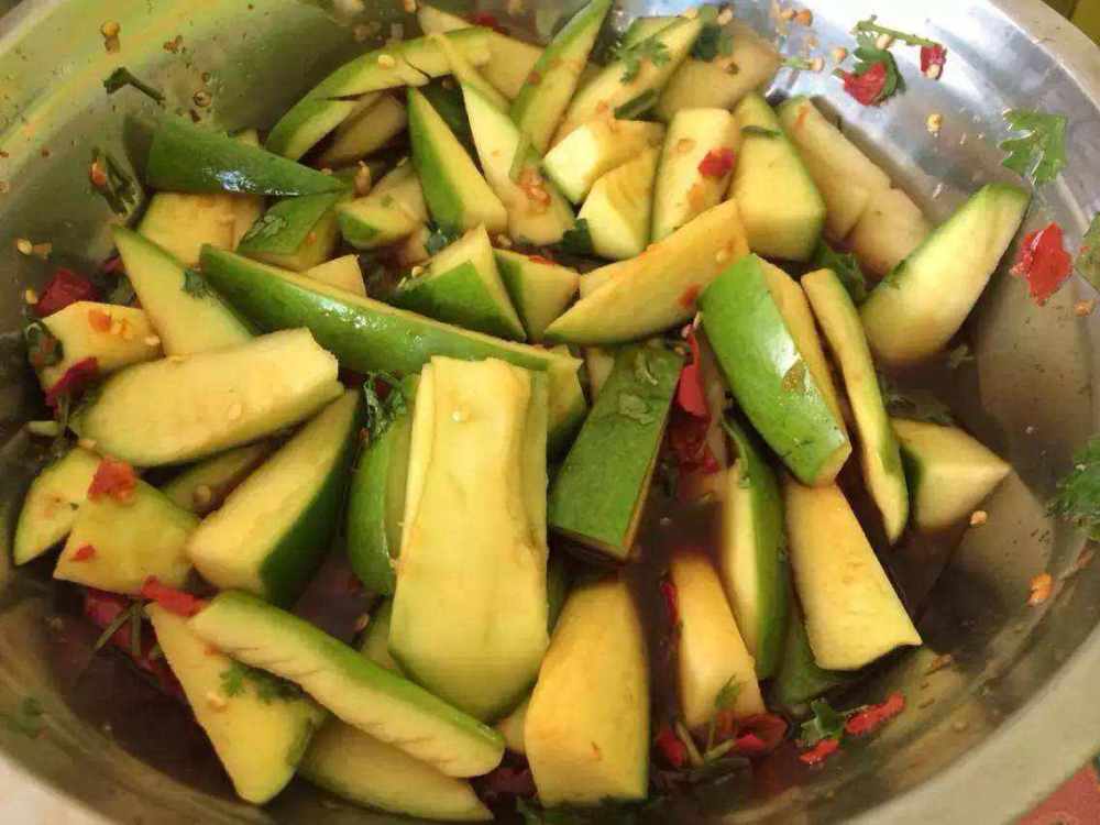 云南人独特的吃芒果方式,外地人看了难以接受