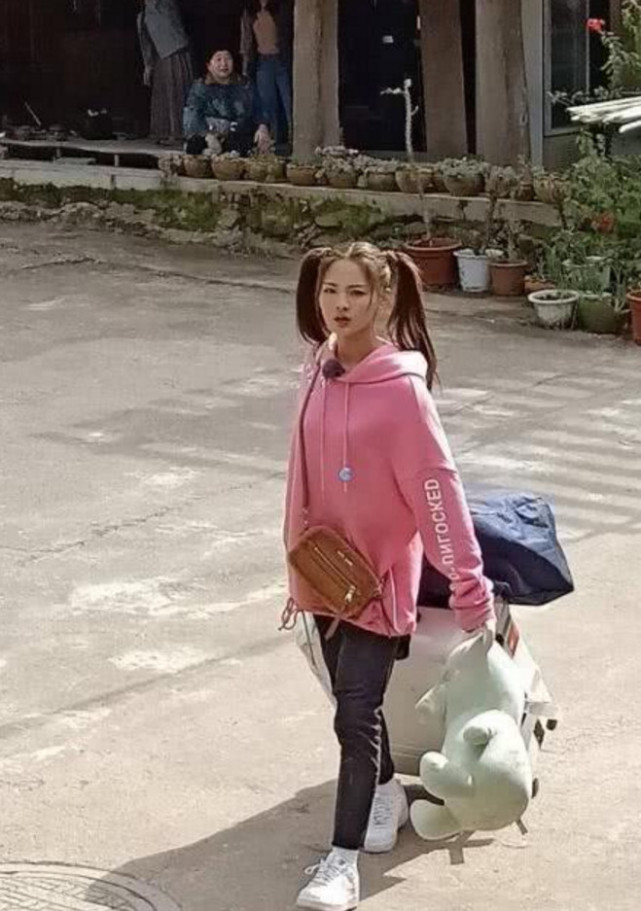 杨超越回农村老家,扎双马尾十分可爱,网友:"村花"当值无愧!