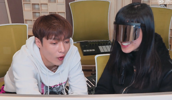 张艺兴楚晴再次合作,一身黑衣很帅气,选择的歌曲却另有含义