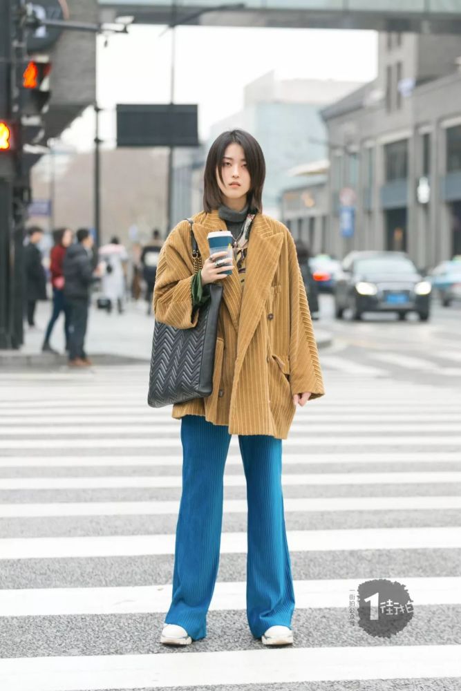 用色非常大胆的一套搭配,灯芯绒的西装外套搭配灯芯绒的蓝色阔腿裤.