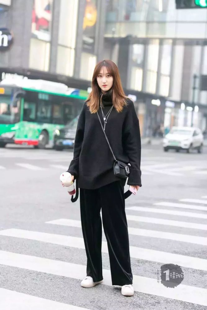 用色非常大胆的一套搭配,灯芯绒的西装外套搭配灯芯绒的蓝色阔腿裤.