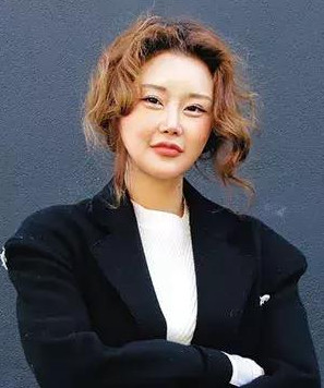 她靠卖衣服起家,21岁成为3ce老板,如今年