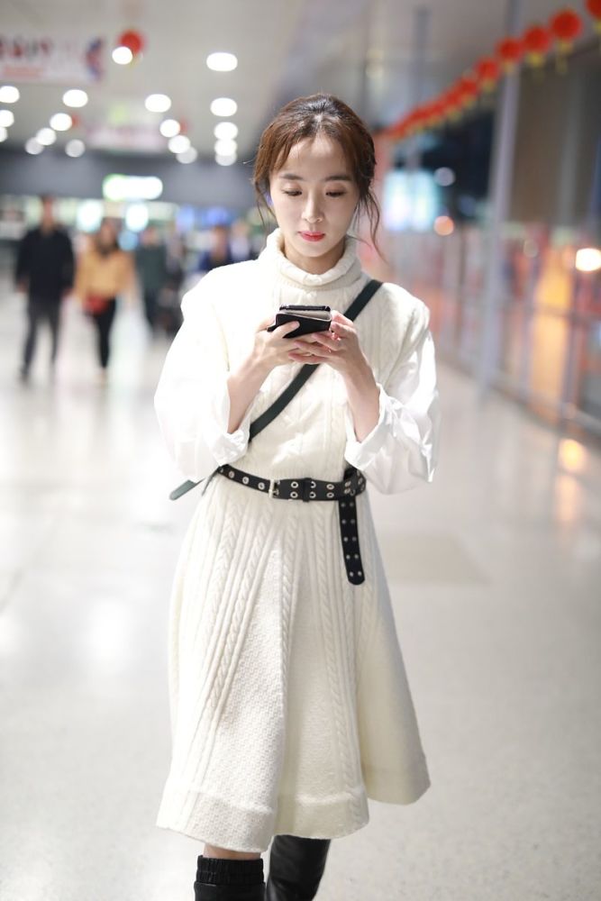 胡冰卿机场温柔针织裙,打造仙气少女风
