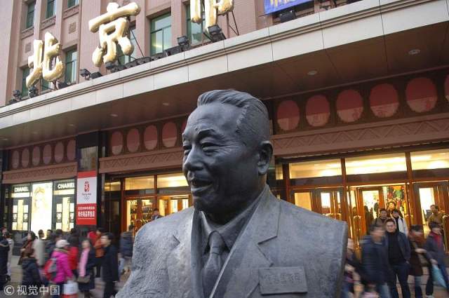 张秉贵练就"一抓准"绝技 顾客曾挤坏柜台