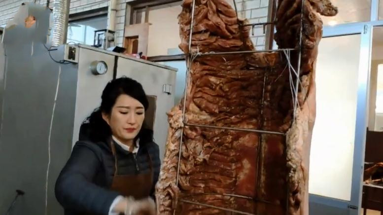 女大学生毕业卖烤猪肉,一天要烤5头猪,四年买