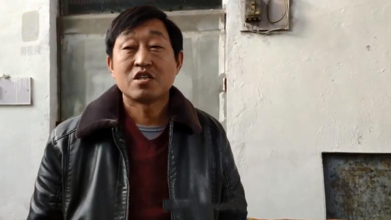 女大学生毕业卖烤猪肉,一天要烤5头猪,四年买