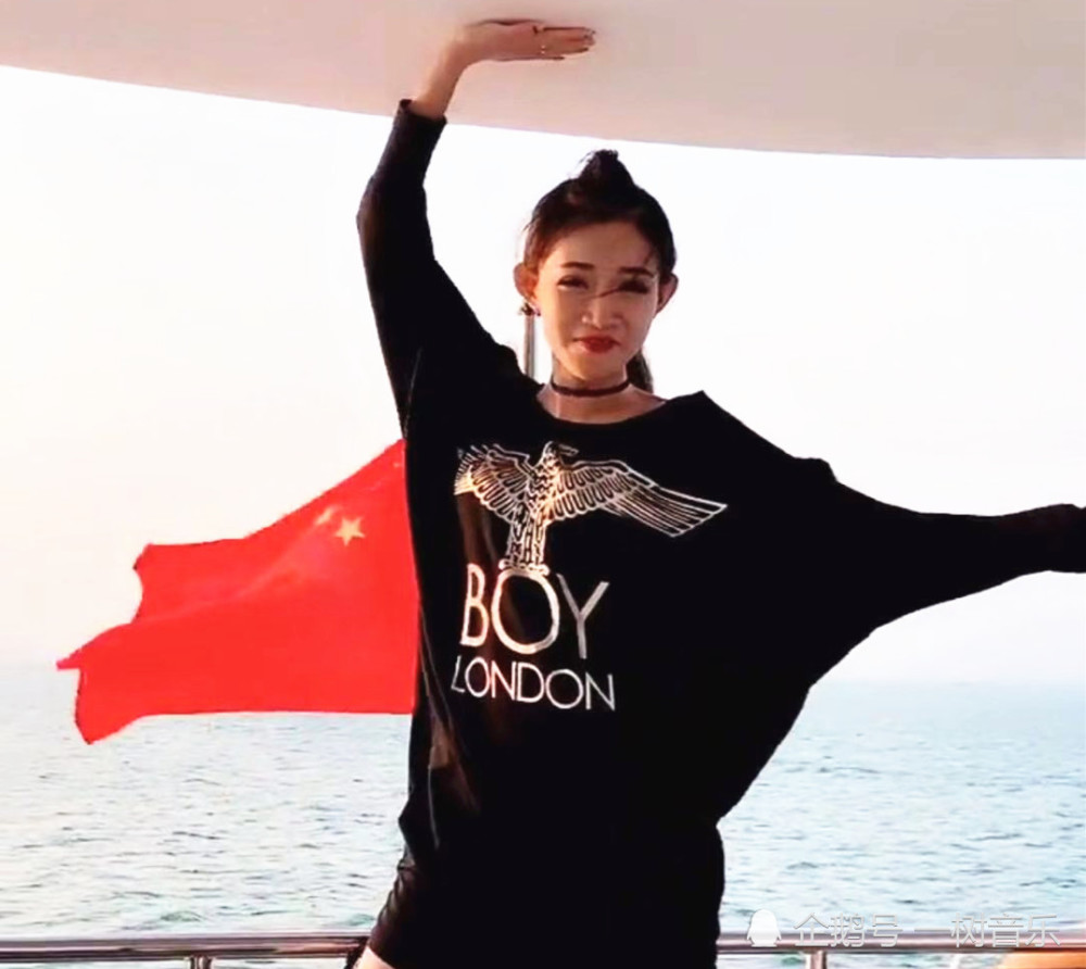 小伊伊包下私人游艇放飞自我?心情好秀民族舞,牌牌琦:倍有面子