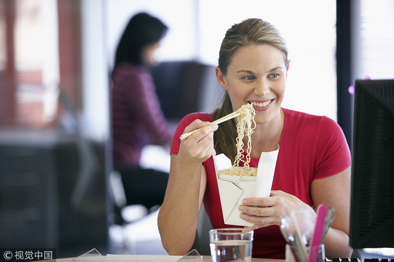 To have lunch. Полдник в школьной столовой. Мальчик обедает рисунок. Обед картинка для детей. Женщина обедает на работе.
