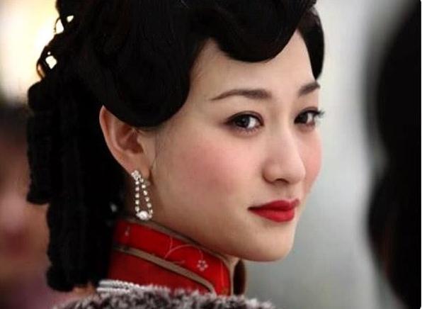 三次婚姻都失败,于是她恋爱无数,后来写了一本摩登情书就自杀了