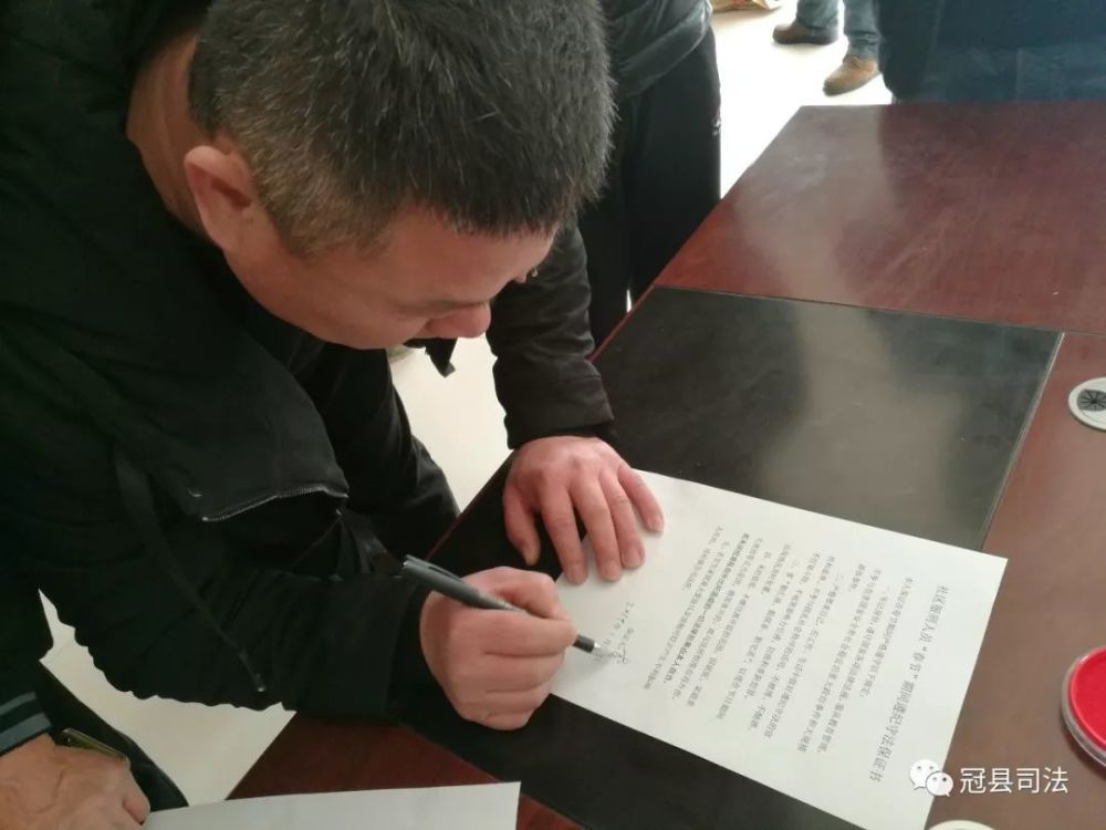 开发区司法所组织社区矫正人员签订春节期间保