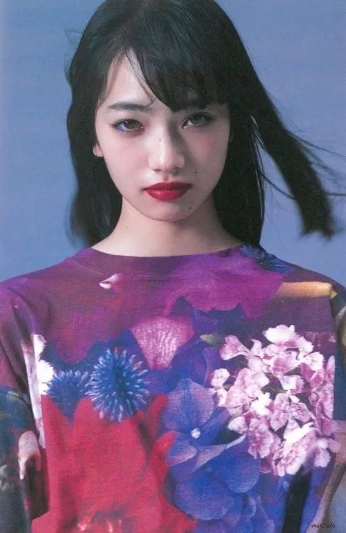 当代艺术家,日本著名摄影师荒木经惟拍的她,或许能让你稍微体会到那么