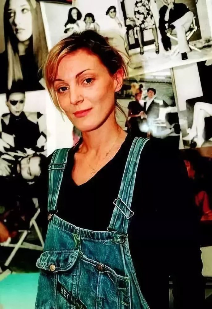 在14岁生日那天送给她一台缝纫机,自此开启了phoebe philo(菲比·费罗