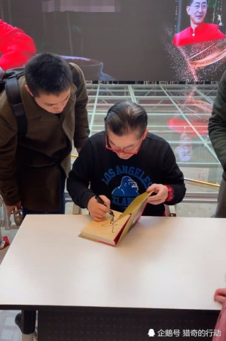 有一种签名叫六小龄童的签名,放大十倍后,网友:你写的孙悟空?