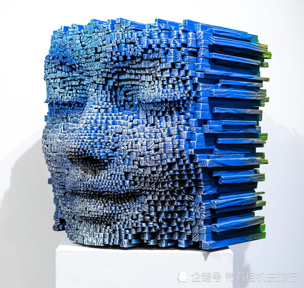 微笑的作品来自艺术家gil bruvel,他的面部雕像由长短不一的木棍组成