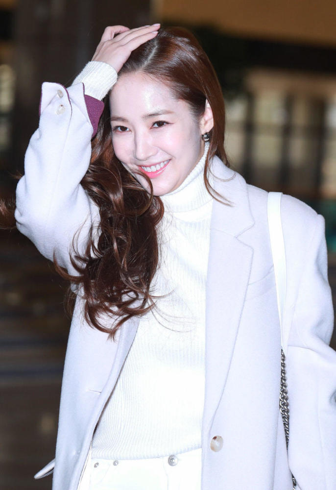 朴敏英呢子大衣配白色9分裤,穿短靴气场满分,对镜微笑太甜了