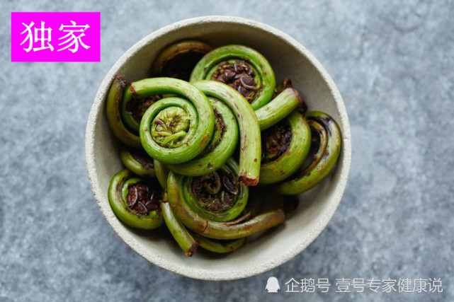 这种野菜很多人都爱吃 但要注意了 它含有致癌物质 别多吃 蕨菜 蕨根粉 大蒜