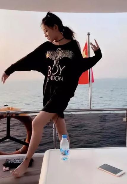 小伊伊三亚游轮上放飞自我,光脚穿裙子又蹦又跳,网友:有钱任性