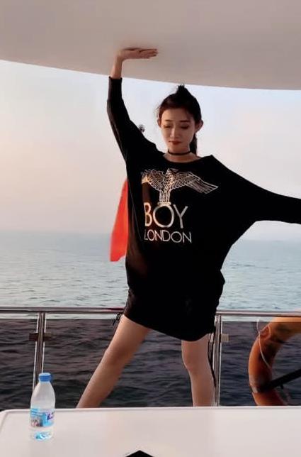 小伊伊三亚游轮上放飞自我,光脚穿裙子又蹦又跳,网友:有钱任性