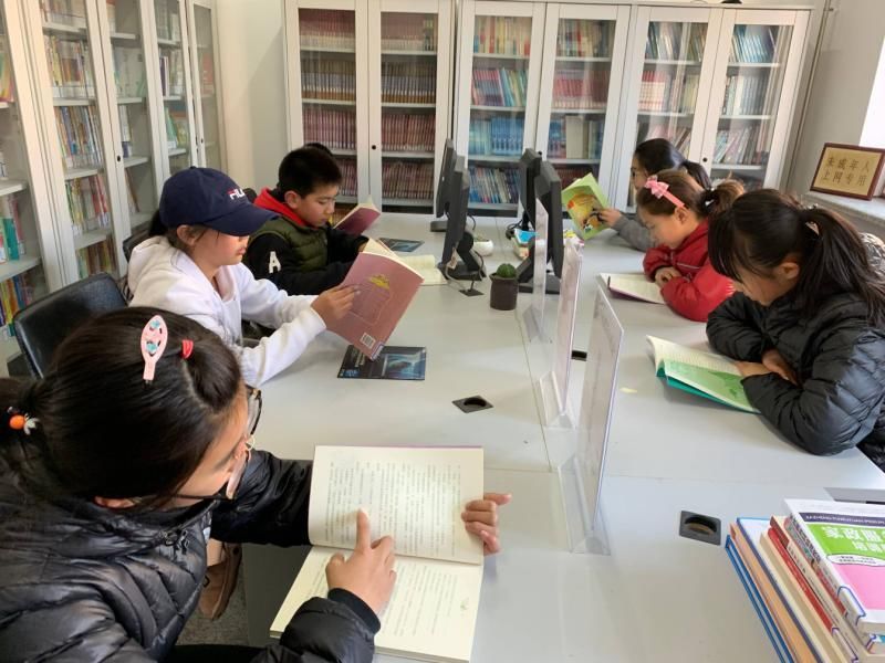 马桥子街道东山社区关工委社区书屋成为学生寒假的学习乐园