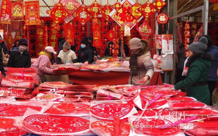 大连:市民赶年集备年货热闹非凡