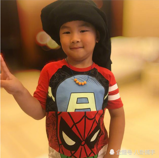 沙溢晒照祝大家小年快乐 小鱼儿对镜头比耶卖萌超搞怪