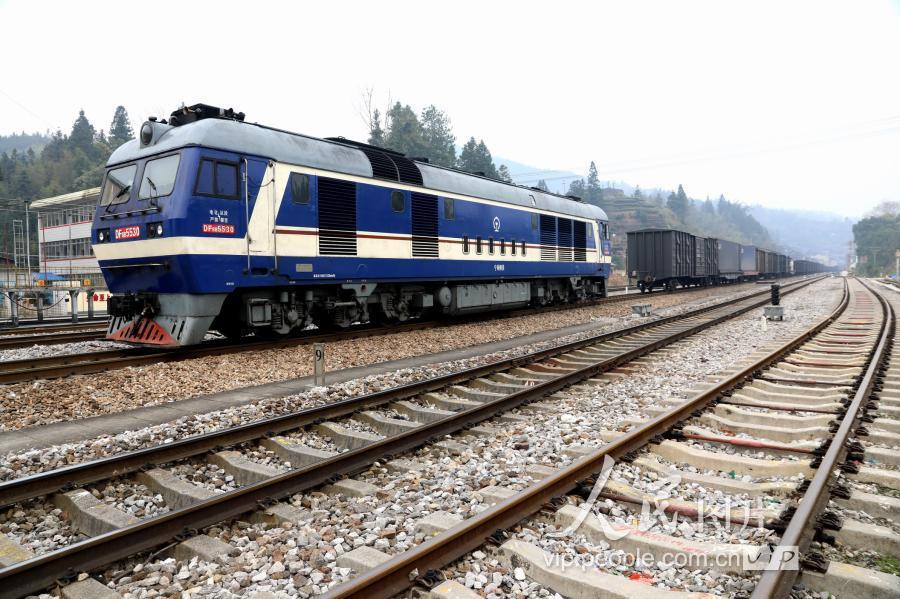 2019年1月26日,一列载物列车在中国铁路南宁局集团有限公司柳州机务段