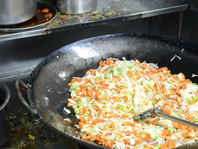 印度大哥模仿撒盐哥,一把把的往锅里撒食材,比