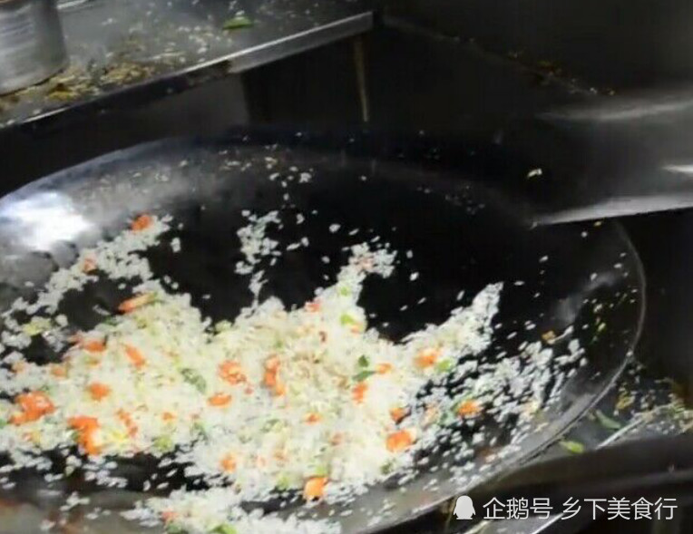 印度大哥模仿撒盐哥,一把把的往锅里撒食材,比