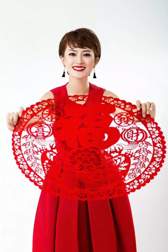 2019北京卫视主持人刘小溪与您一起任性绽放