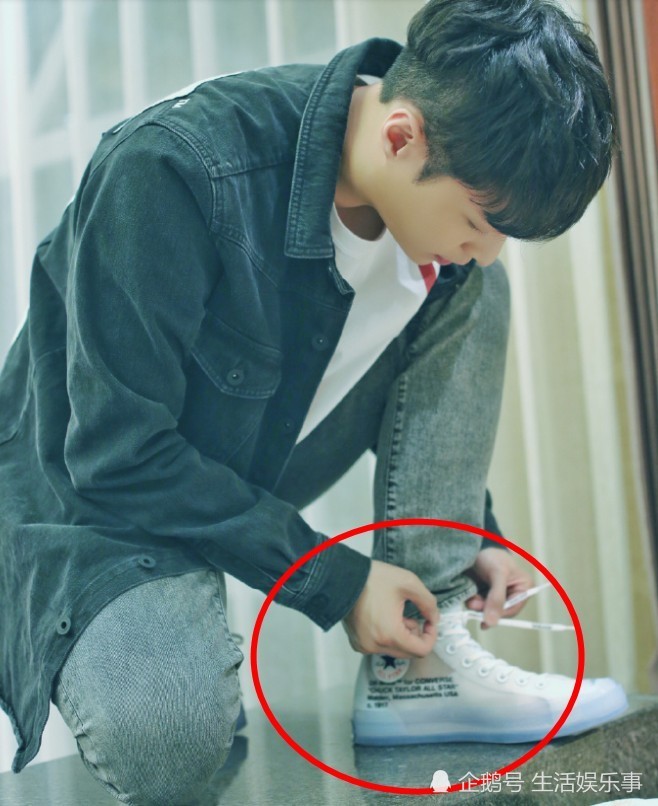 张艺兴穿"小白鞋"现身,本以为很一般,看到袜子粉丝不淡定了