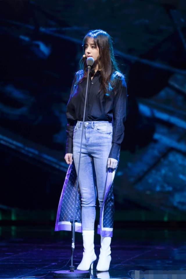 丽热巴真会穿,《声临其境》里穿紧身牛仔裤又