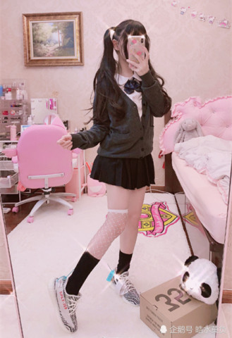 蔡包子的自拍无意中暴露真实身份,网友:你还说你不是富婆!