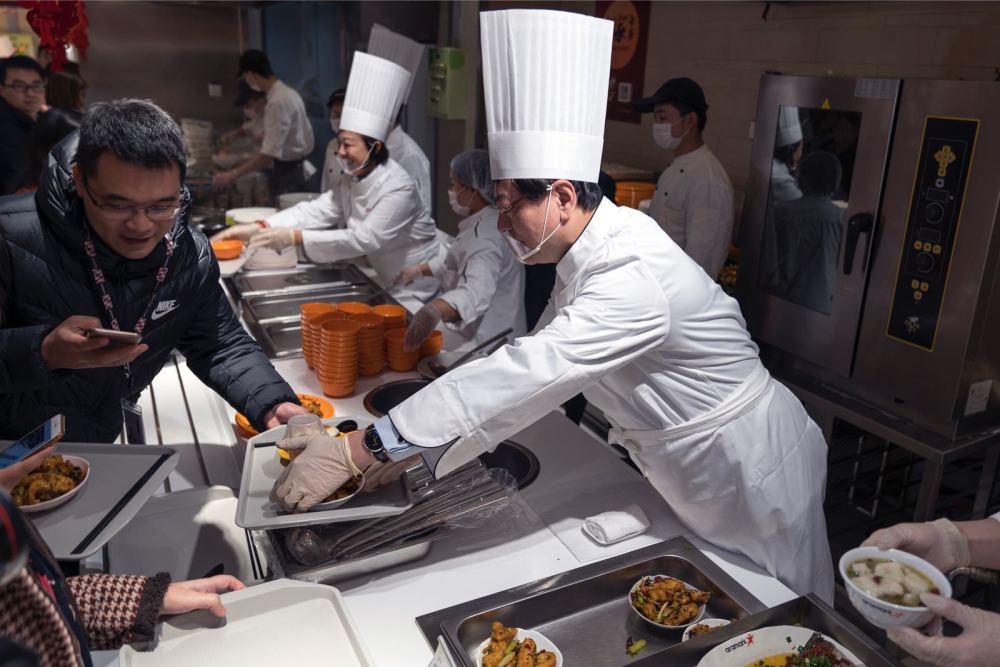 杨元庆现身联想食堂为员工打饭菜 小年免费送鱼