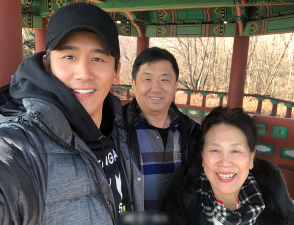 于晓光小年送祝福晒与父母合影 母亲的手势亮了