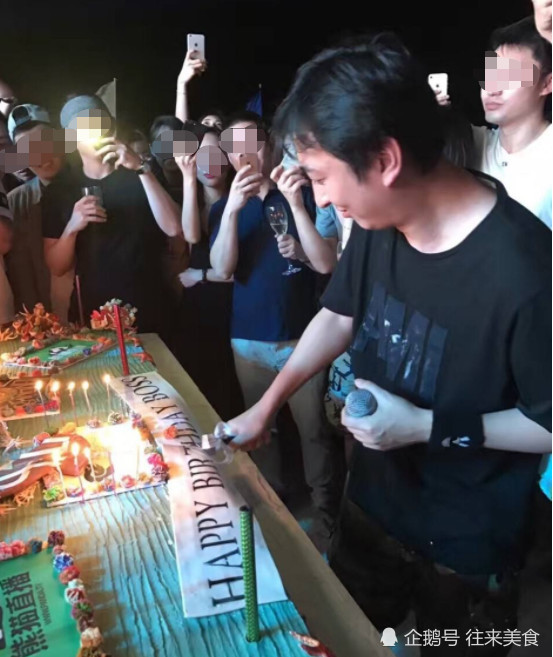 王思聪去酒吧连开8瓶香槟,价格是亮点,网友:贫