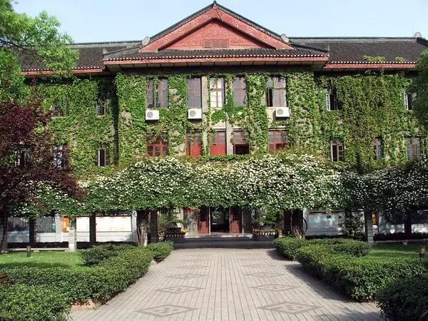 辉煌的历史:1905年由墨池书院,芙蓉书院合并,创办成都高等小学堂.