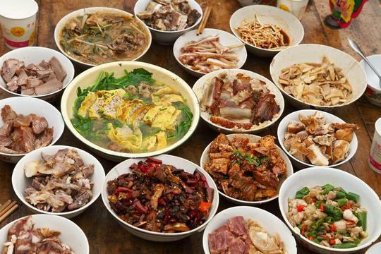 进入农历腊月,挨家挨户便着手操办年味食物,熏得油亮的香肠和腊排骨齐