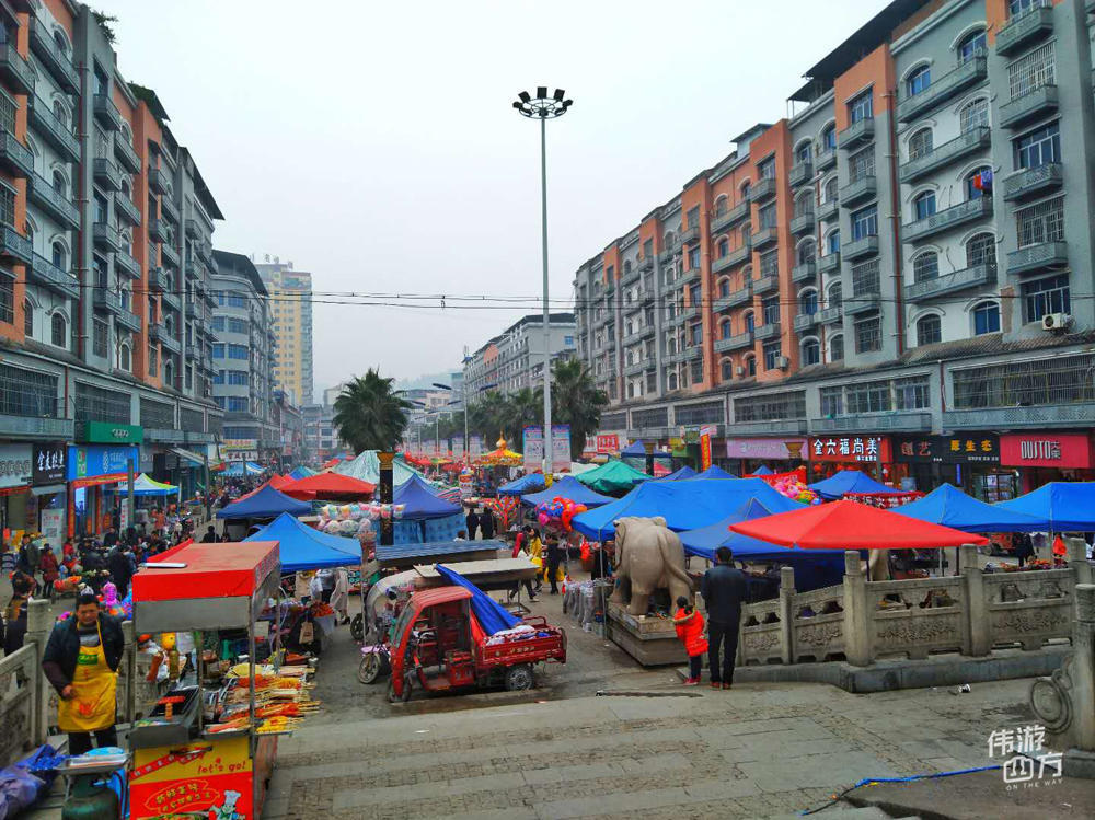 新春将至,重庆开州临江镇四十米大街,热闹极了