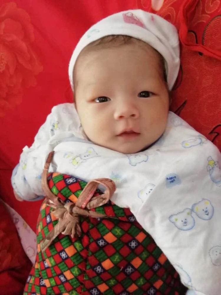 河南三个月大婴儿重症室急救 妈妈抱着小棉袄