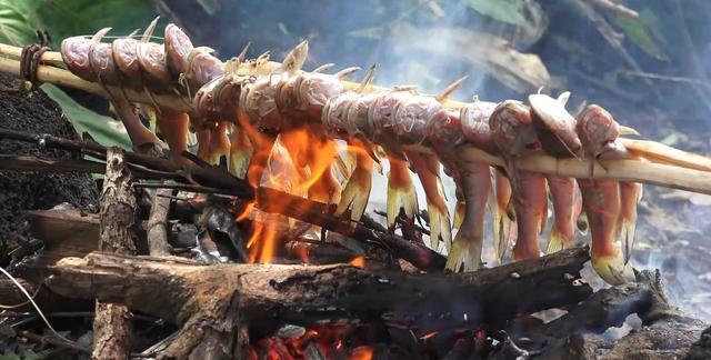 男子河里捉到20条鱼做烤鱼,看到他生火的方法,网友竖起大拇指