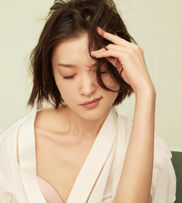 杜鹃像一汪清澈的水,最打动人心的,就是她中国式的清纯!